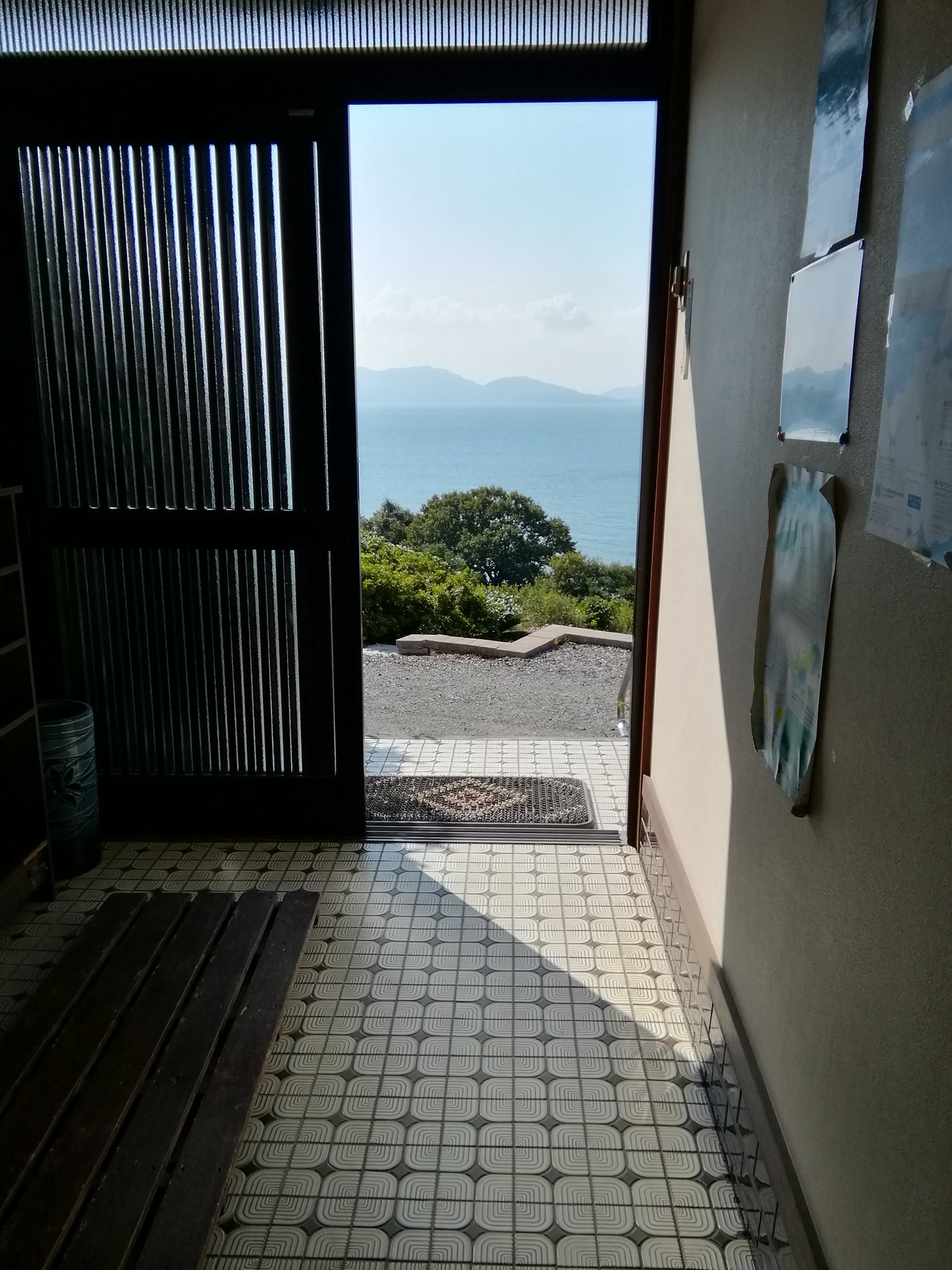 本館の玄関から見える瀬戸内海