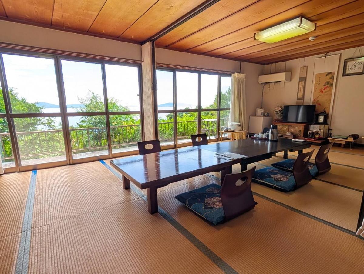 本館の畳の間、座卓と海の眺め