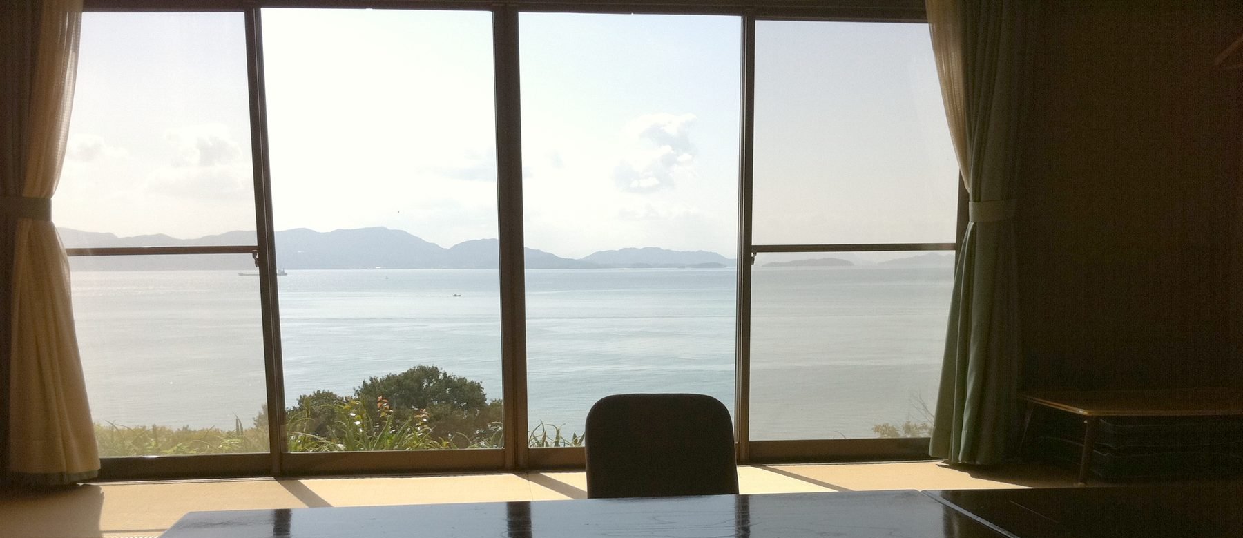 本館の畳の部屋から海を望む
