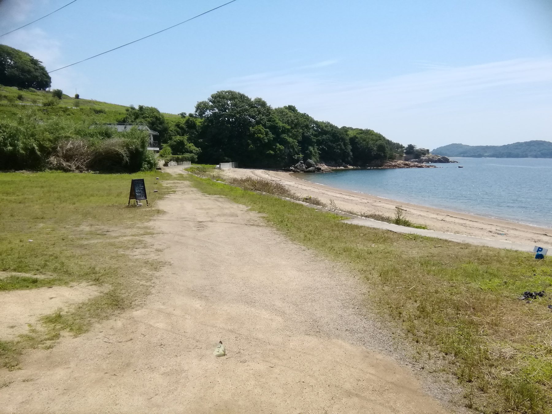 前島海水キャンプ場。右手が砂浜、左手が草地のキャンプサイト