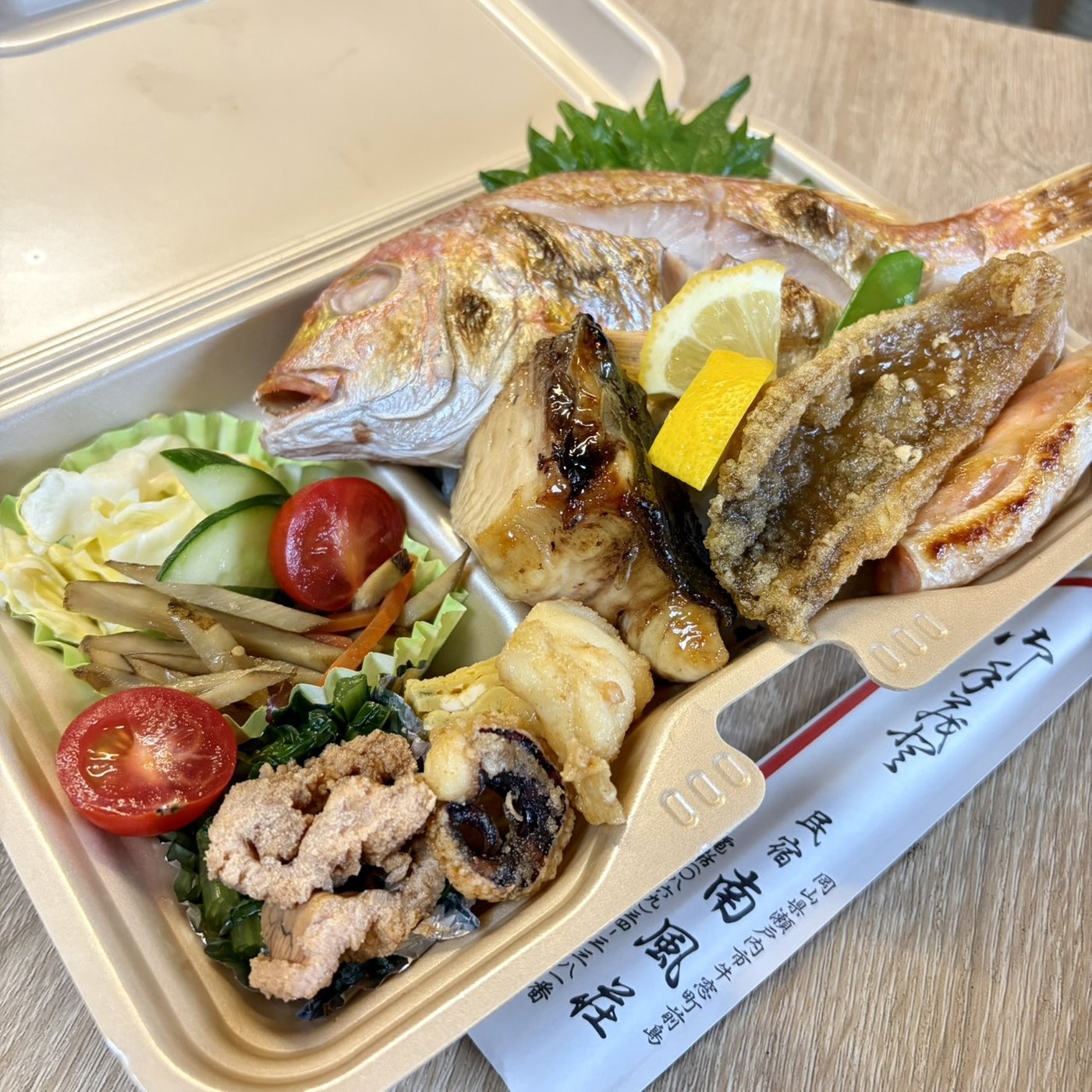 南風荘のお弁当、焼き魚とフライ入り