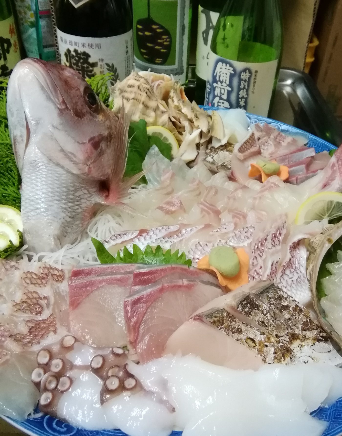 お魚の姿造り、地酒を添えて