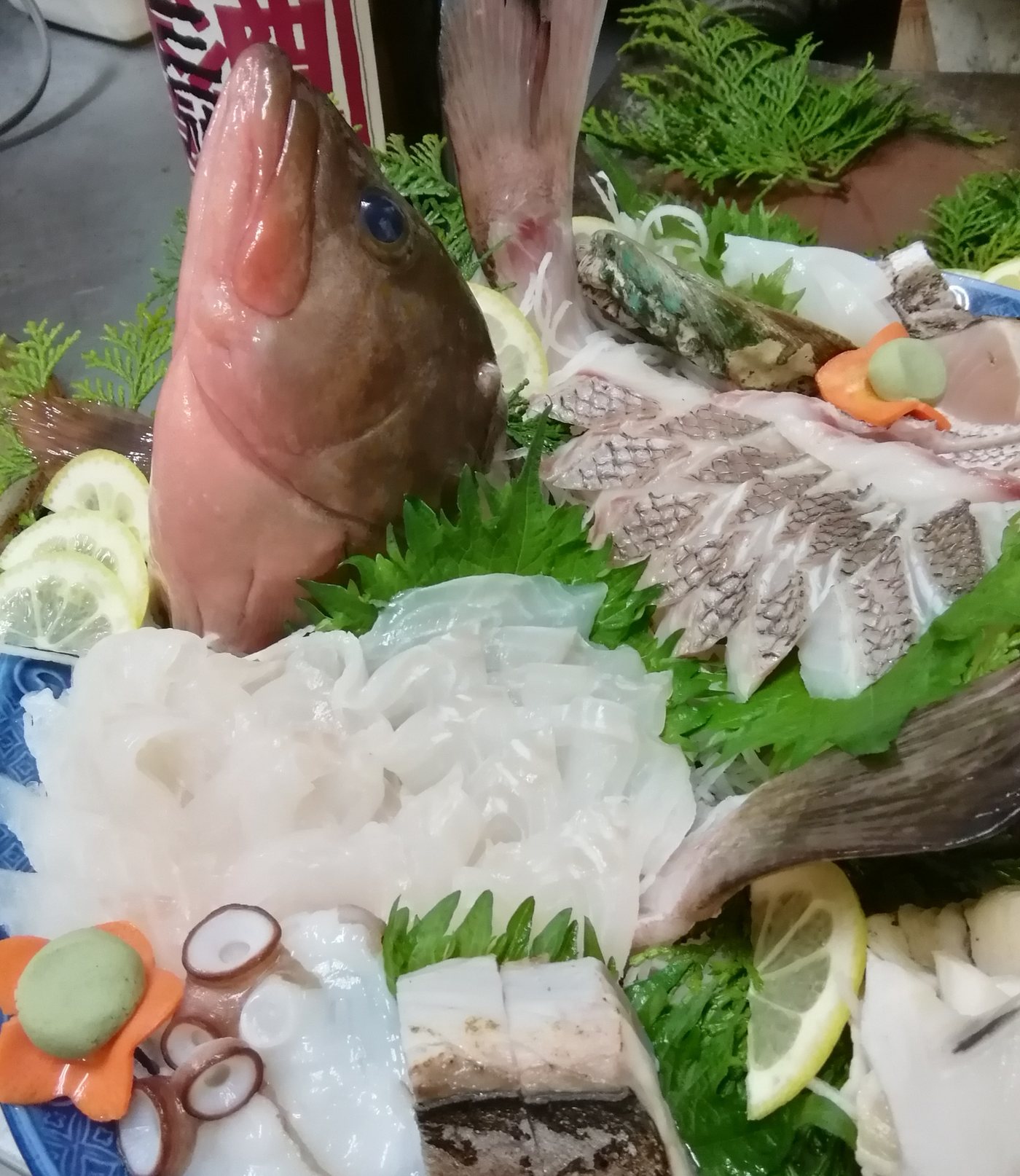 お魚の姿造り、タコも添えて