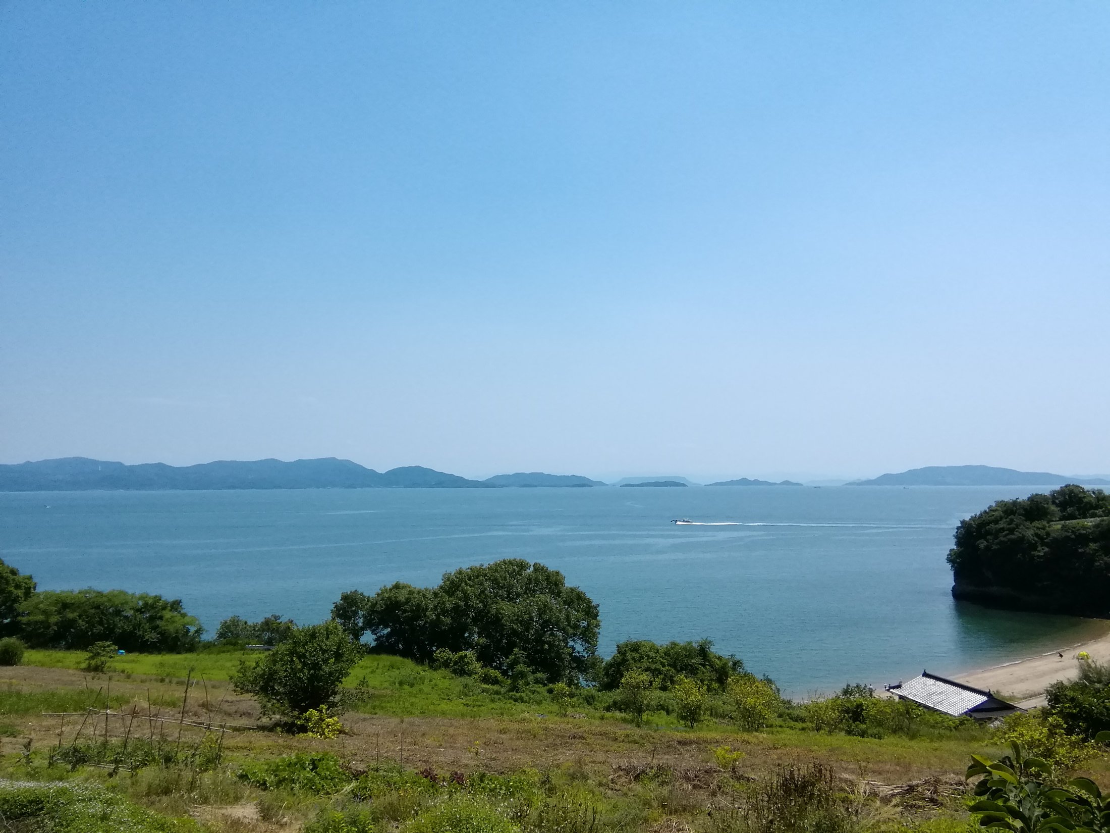 前島の高台から望む瀬戸内海と小豆島