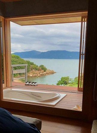 扉を開ければ一面の海が広がる露天風呂